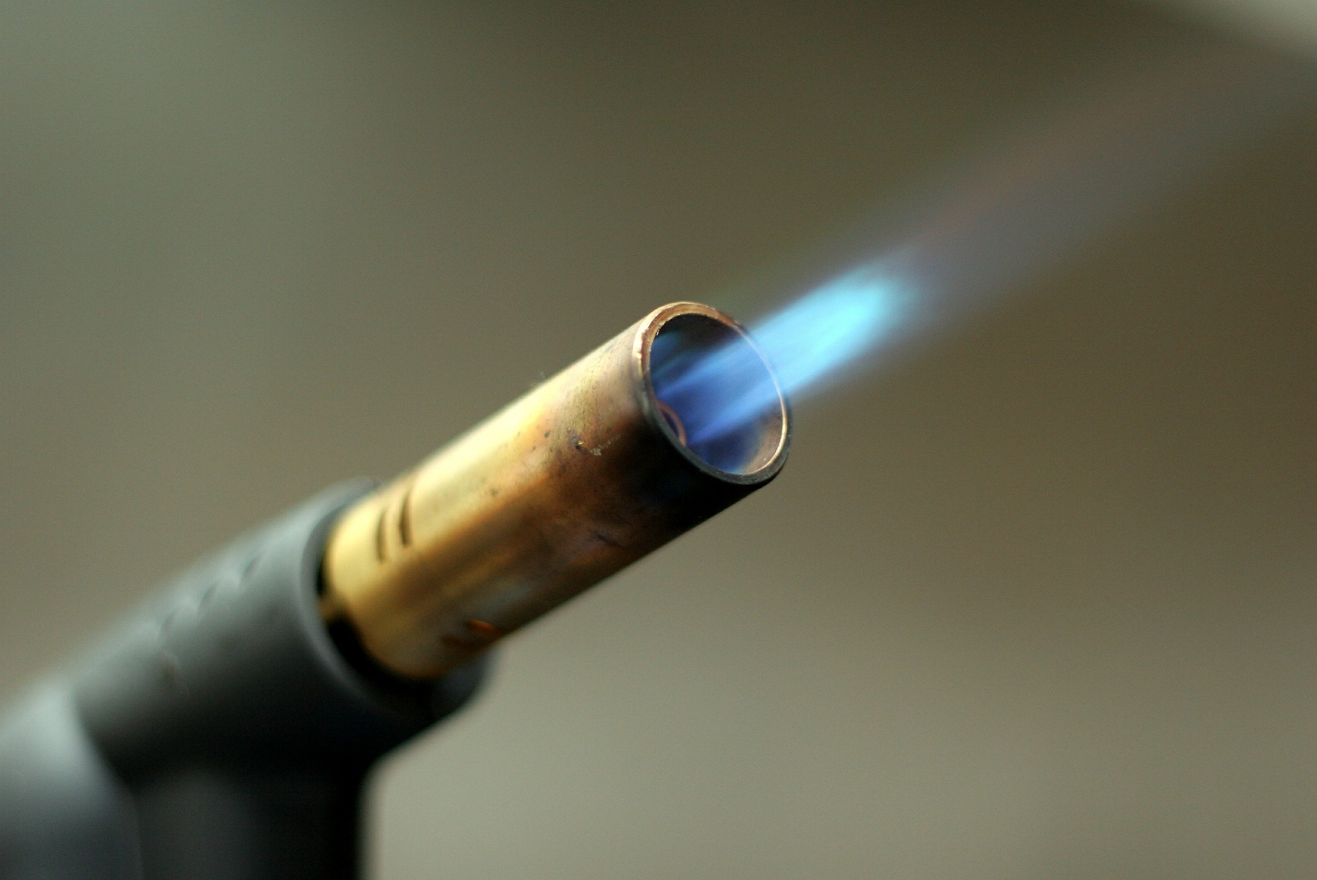 Butane / LPG Gas Canister Can Fit Directly into Flame Torch Guns